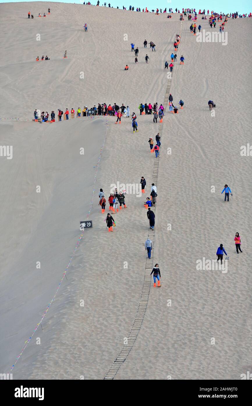 Traîneaux sur les dunes autour du lac Crescent-oasis Yueyaquan. Dunhuang-Gansu-Chine-0682.2 Banque D'Images