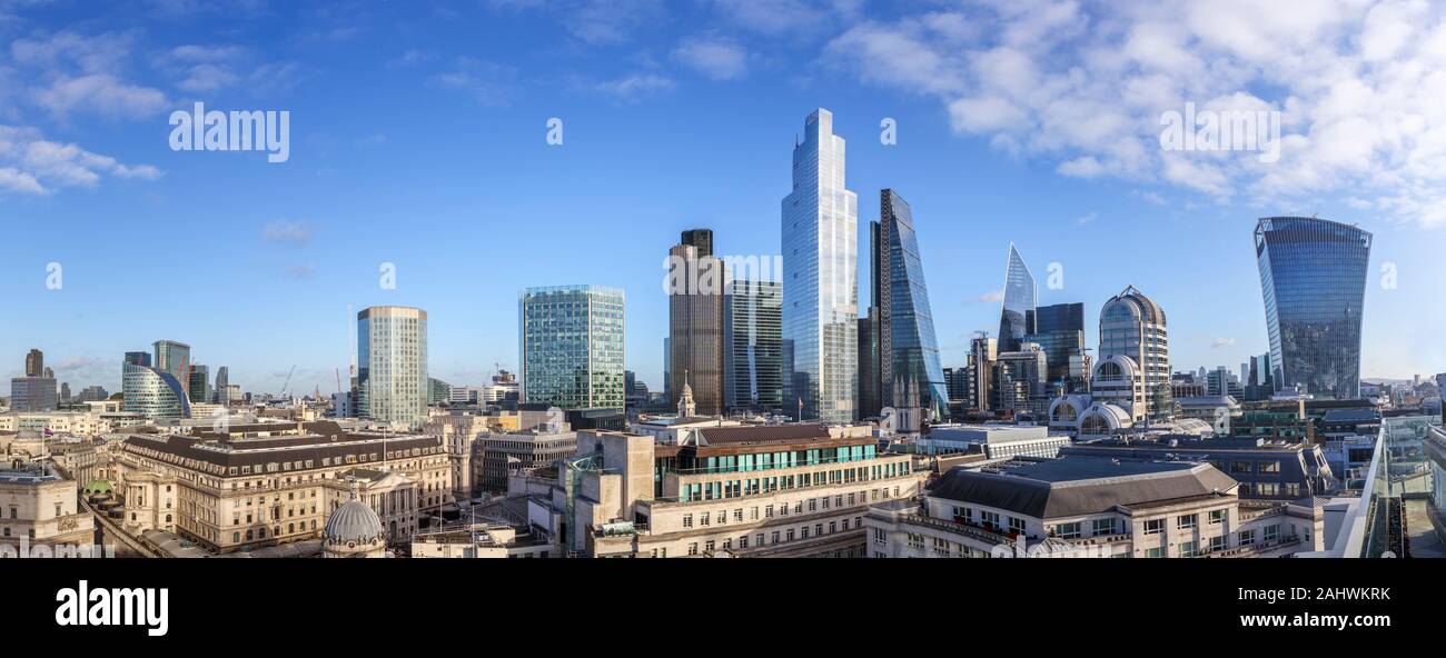 Vue panoramique sur les quartiers financiers et d'assurance de la ville de Londres et gratte-ciel emblématique de l'architecture moderne centrée sur 22 Bishopsgate Banque D'Images