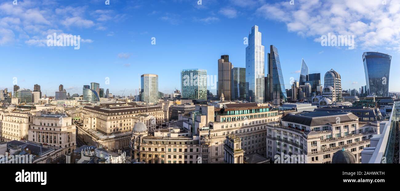 Vue panoramique sur les quartiers financiers et d'assurance de la ville de Londres et gratte-ciel emblématique de l'architecture moderne centrée sur 22 Bishopsgate Banque D'Images