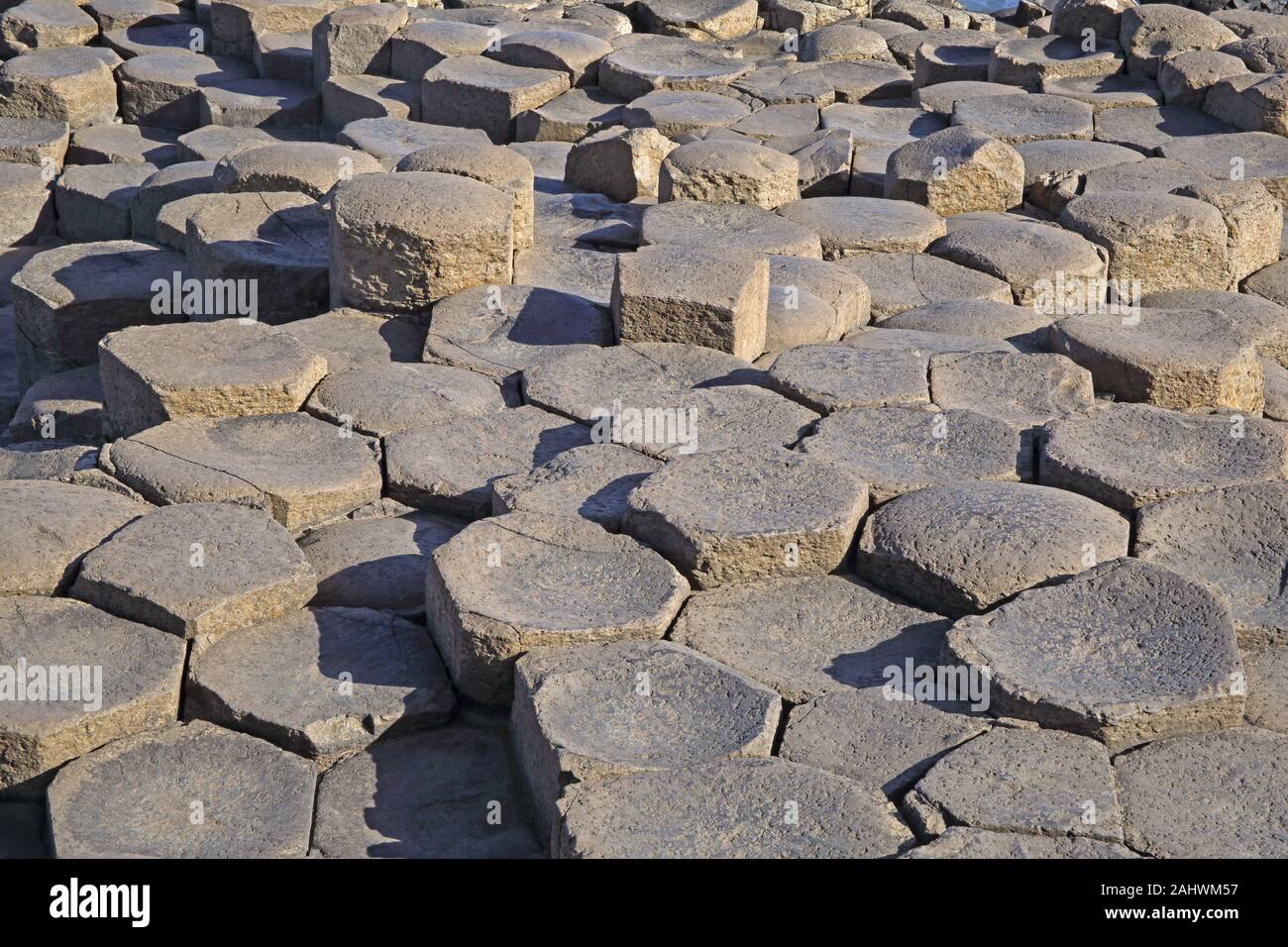 Chaussée de basalte créé par dessus des colonnes de basalte massif de la Giant's Causeway, comté d'Antrim, en Irlande du Nord, Royaume-Uni. Banque D'Images