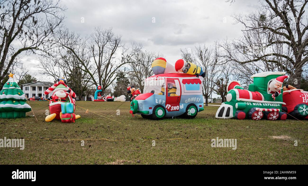 Gonflables Noël géant dans une maison près de Lake City, Floride. Banque D'Images
