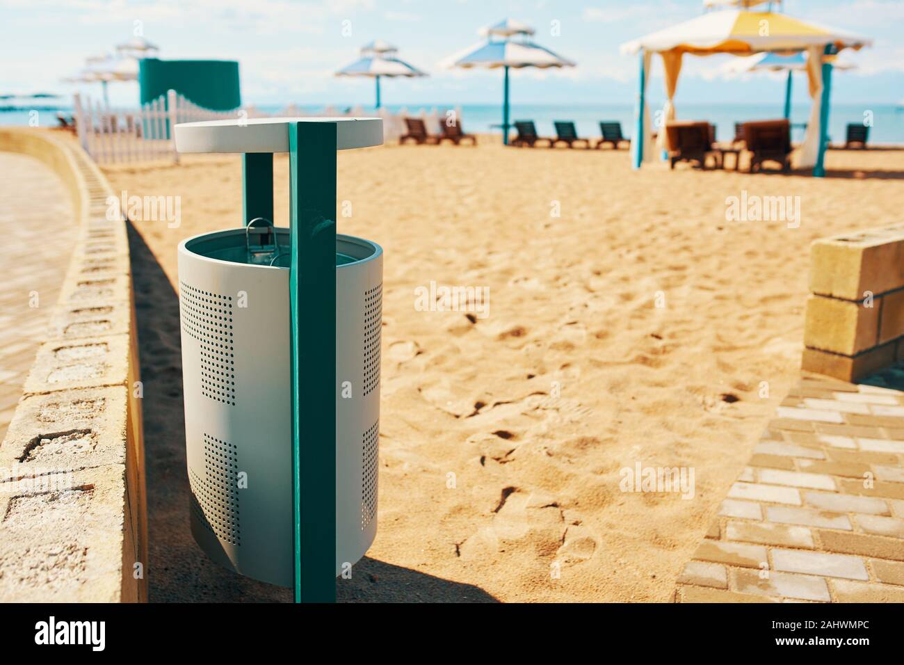 Poubelle sur la plage. Déchets de fer contenant, par la mer. Banque D'Images