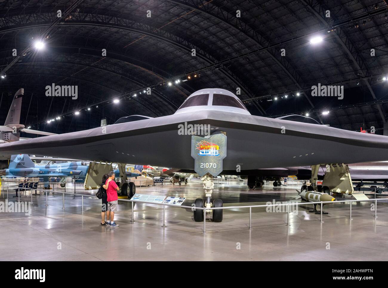 Visiteurs en face d'un Northrop Grumman B-2 Spirit stealth bomber, National Museum of the United States Air Force (anciennement l'United States Air Force Museum), Dayton, Ohio, USA. Banque D'Images