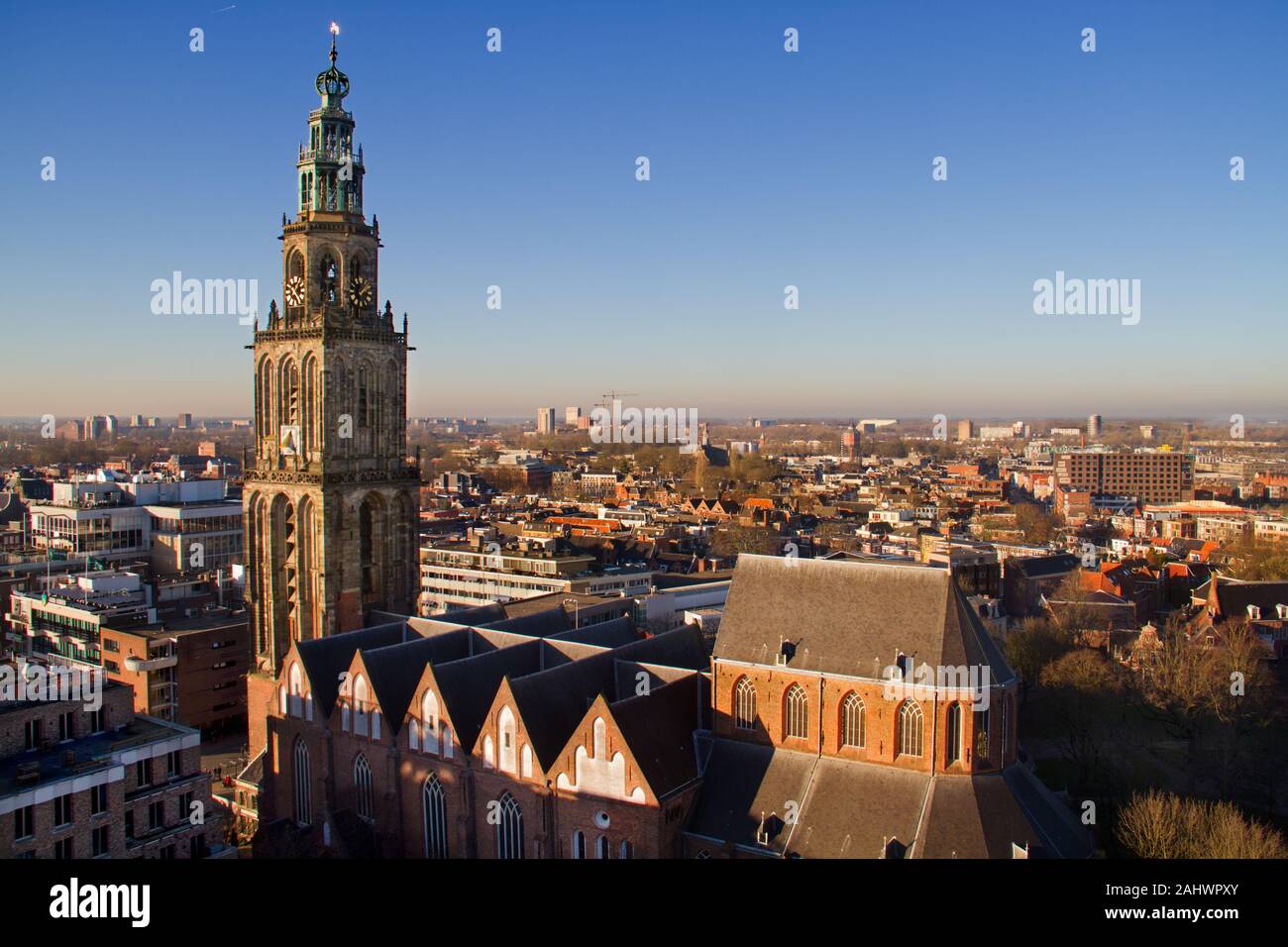 Vue aérienne sur la ville néerlandaise de Groningue et de la cité médiévale tour Martini, vu depuis le toit du Forum Banque D'Images