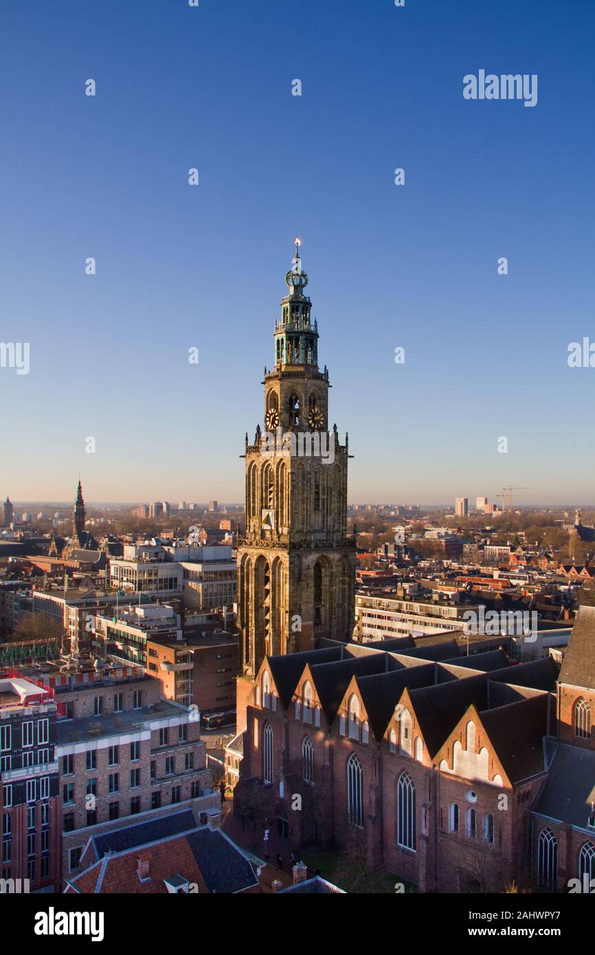 Vue aérienne sur la ville néerlandaise de Groningue et de la cité médiévale tour Martini, vu depuis le toit du Forum Banque D'Images