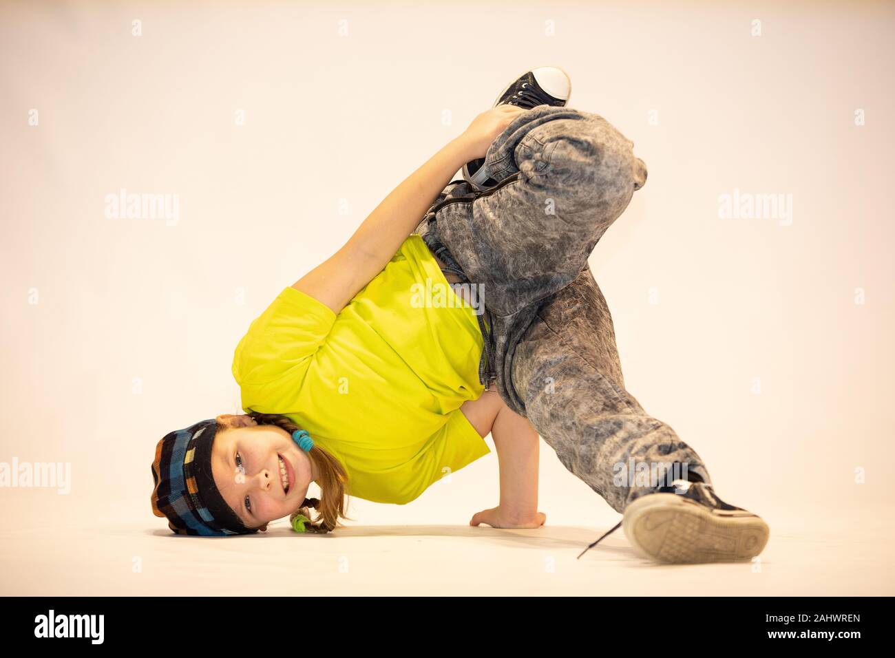 Jeune fille dans une position de danse unique, breakdance kid, une petite fille, un enfant breakdance effectue dans une danse acrobatique unique poser Banque D'Images