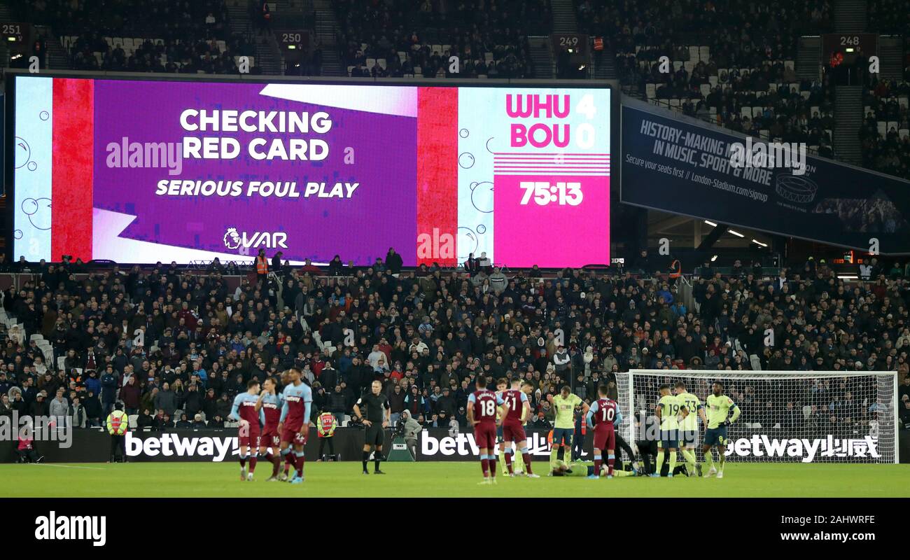 VAR sur les règles d'un carton rouge donné à West Ham United's Aaron  Cresswell au cours de la Premier League match au stade de Londres Photo  Stock - Alamy