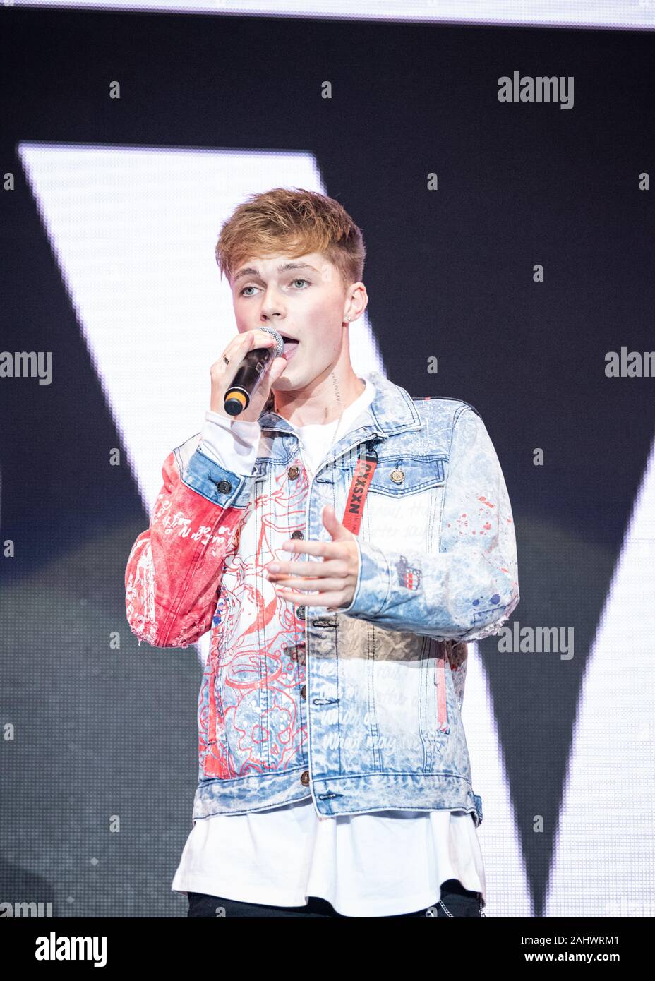 Pop star HRVY divertit un sold out l'événement 2019 Hits Vivre à Manchester. Banque D'Images