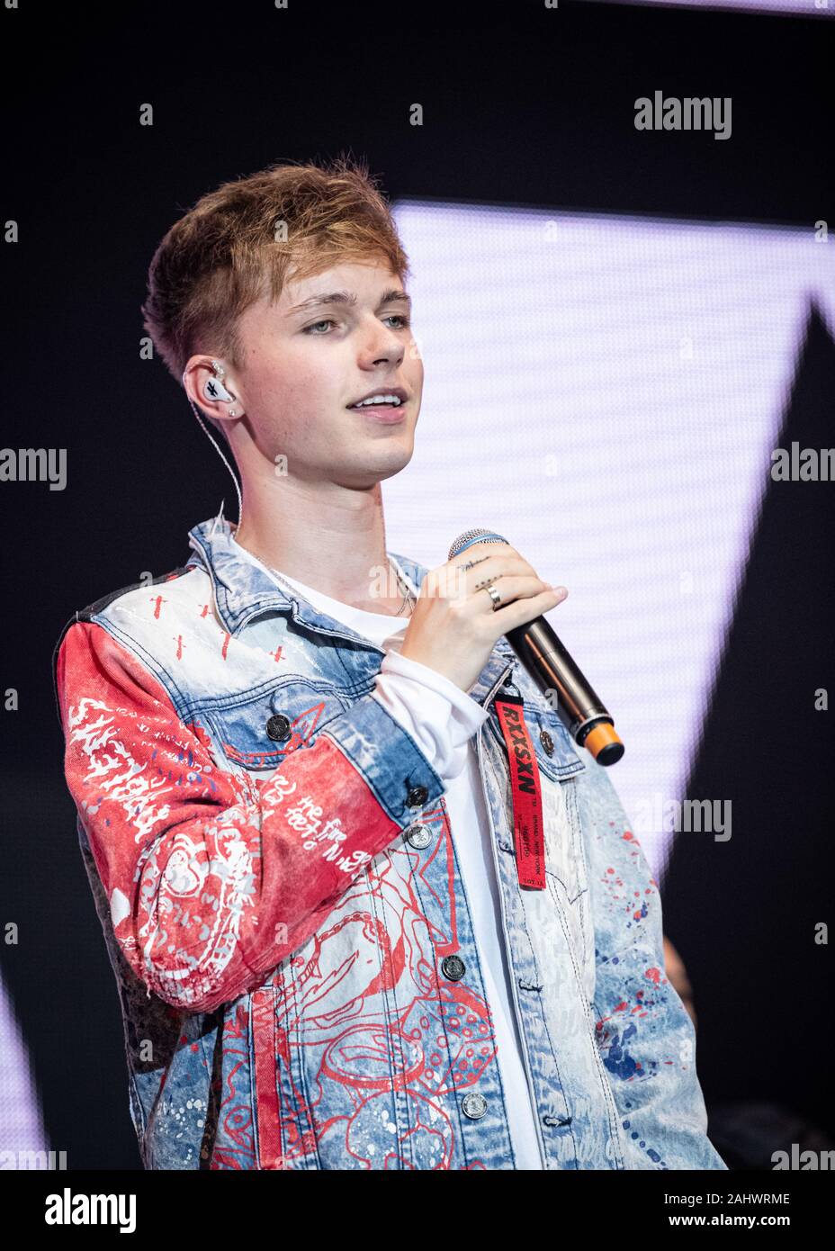 Pop star HRVY divertit un sold out l'événement 2019 Hits Vivre à Manchester. Banque D'Images