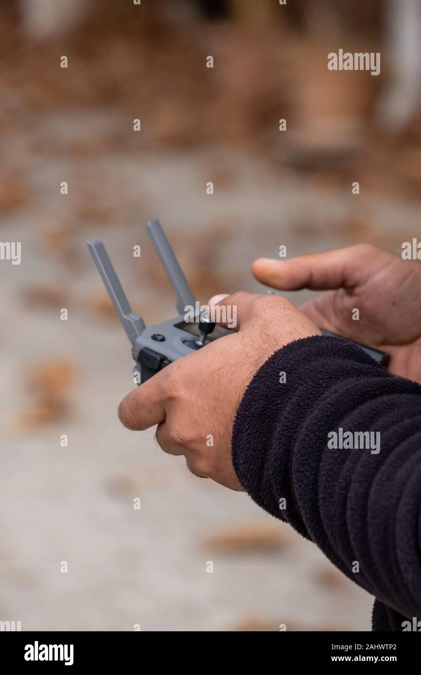 Hand holding remote controller de drone volant Banque D'Images