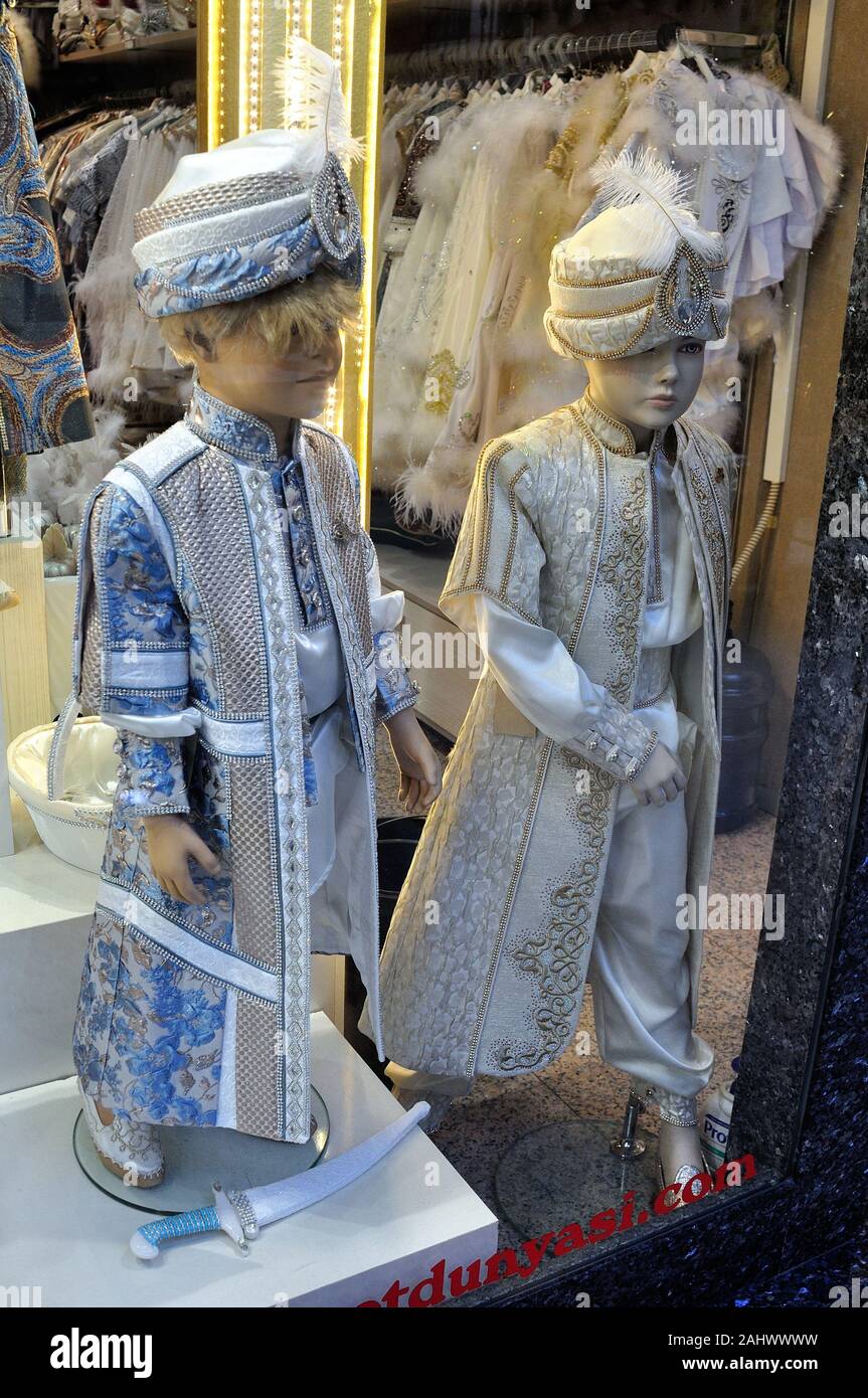 Costume pour la cérémonie de circoncision - Grand bazar à Istanbul -  Détroit du Bosphore - TURQUIE Photo Stock - Alamy