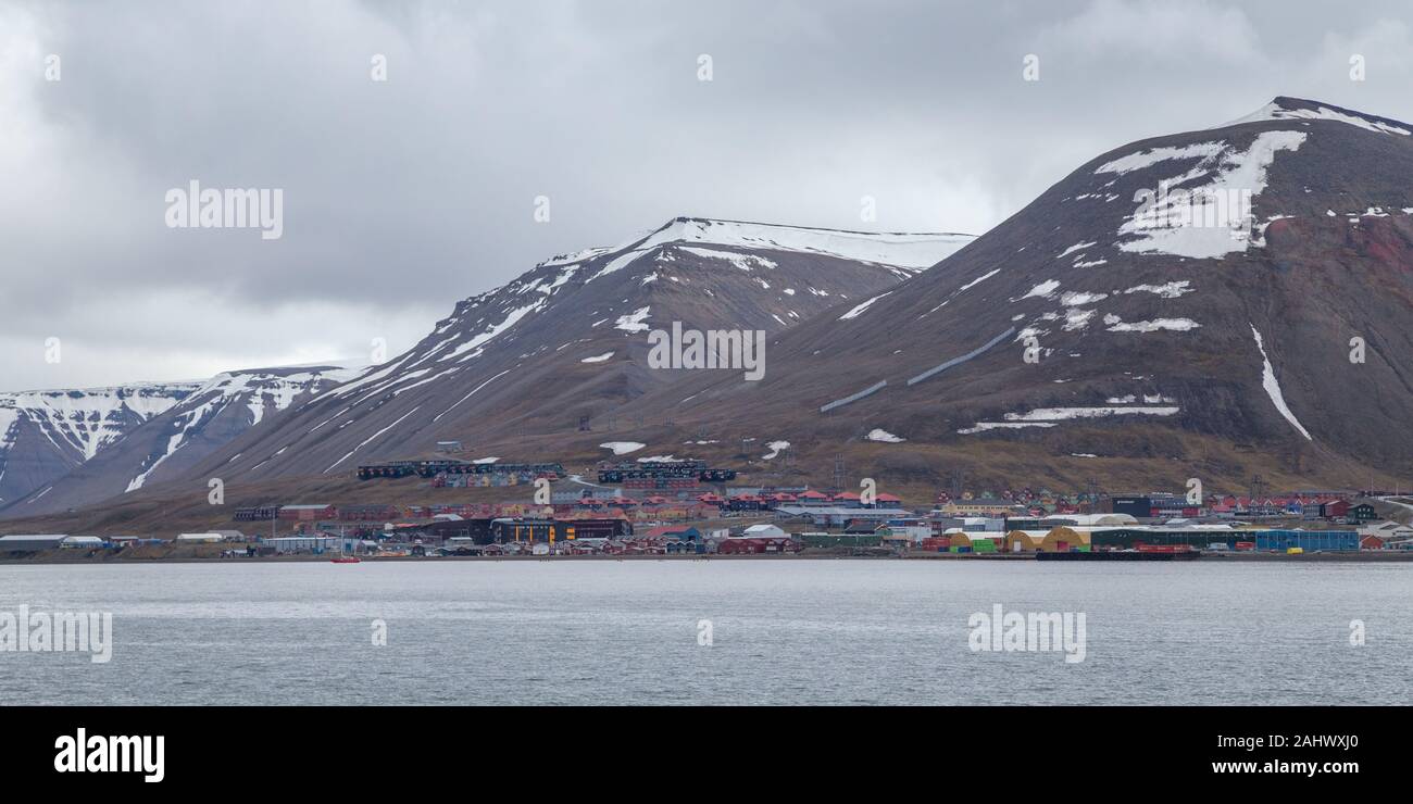 Longyearbyen en été sur l'archipel norvégien de Spitzberg sur du Svalbard dans l'Arctique Banque D'Images