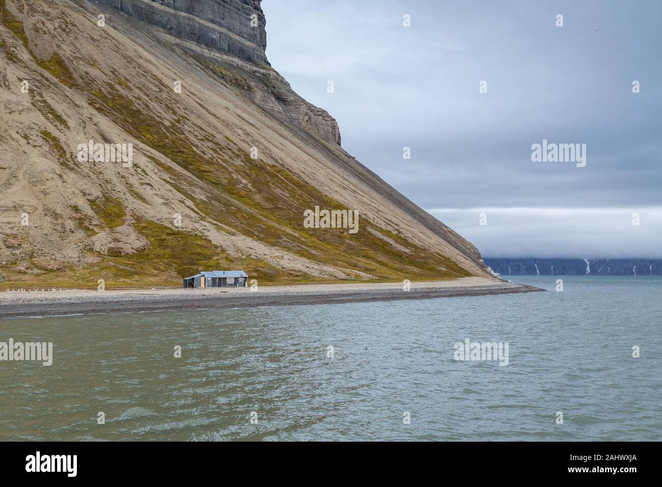 Bâtiment abandonné prises à partir de l'excursion en bateau de Longyearbyen à Pyramiden sur l'île de Spitzberg, Svalbard, dans l'Arctique Banque D'Images