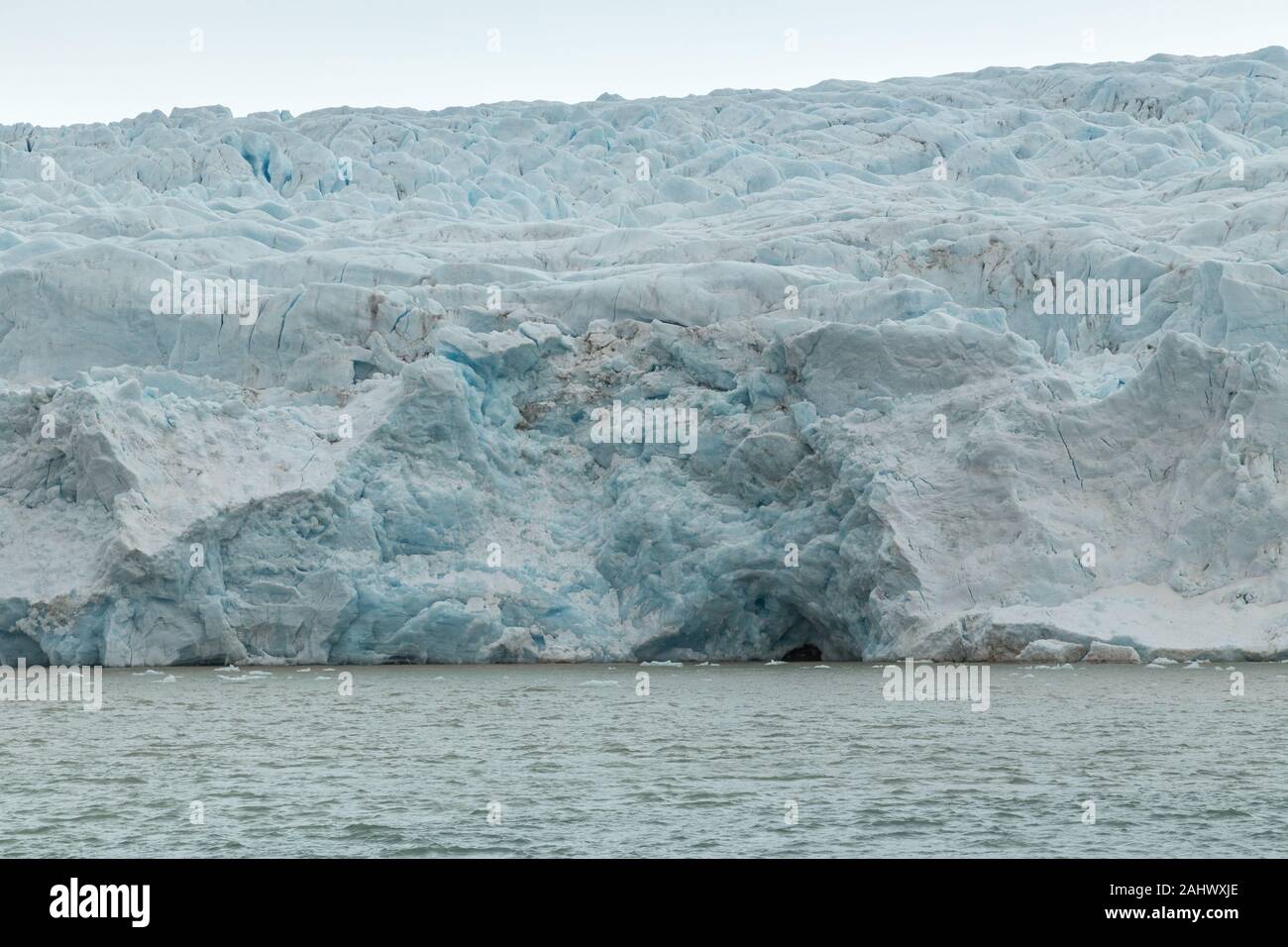 Glacier Nordenskiöld surplombant la ville minière Russe abandonnée de Pyramiden sur Spitzberg, Svalbard, Norvège, dans l'Arctique Banque D'Images