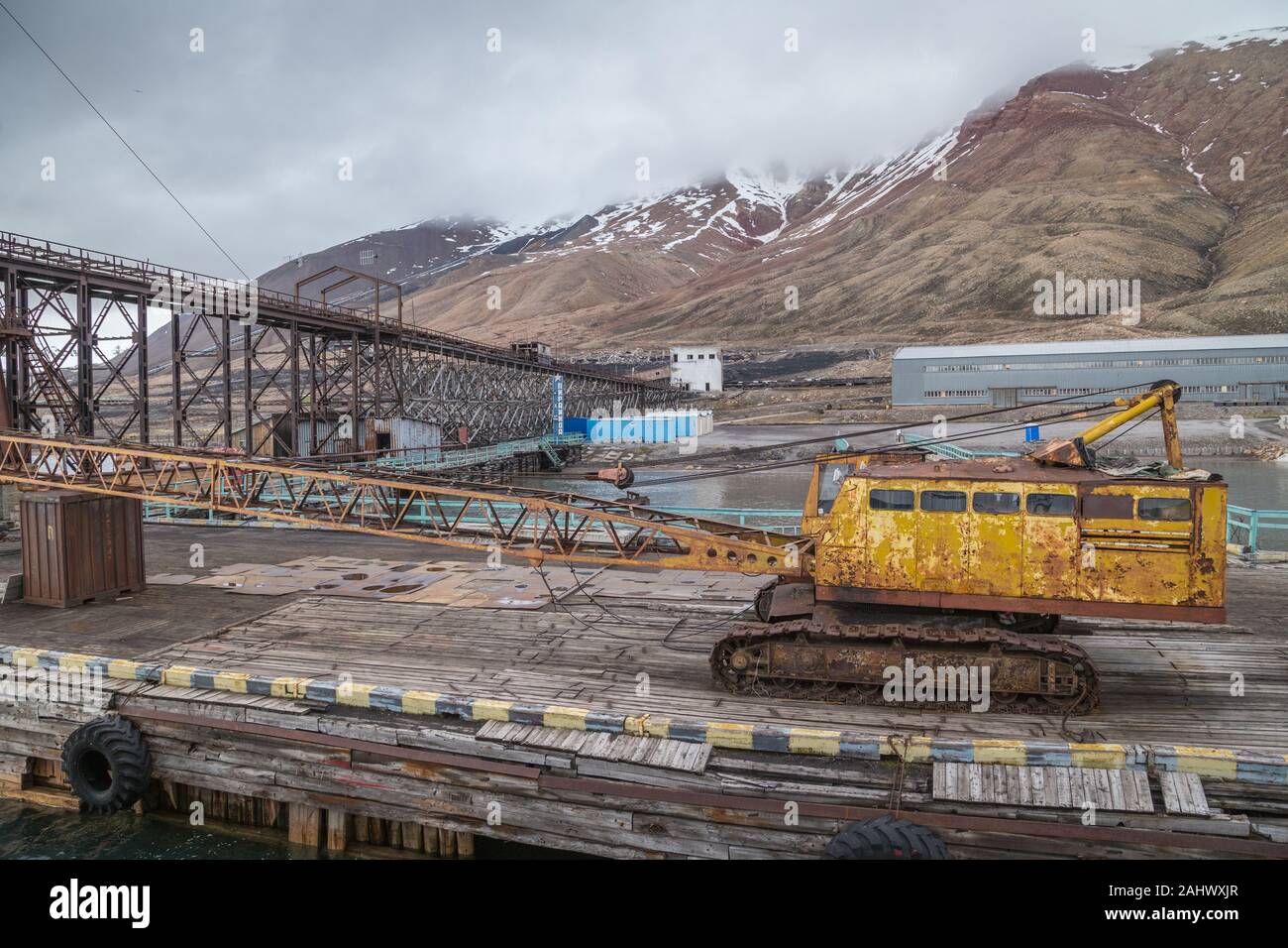 Grue de rouille sur le quai de Pyramiden, une fédération de l'extraction du charbon sur le règlement sur le Spitzberg Svalbard dans l'Arctique, fermée en 1998 Banque D'Images