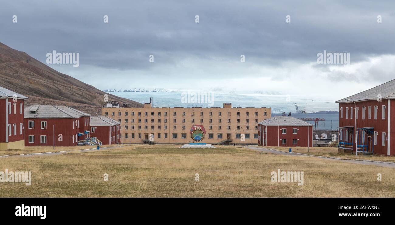 Pyramiden, une fédération de l'extraction du charbon sur le règlement sur le Spitzberg, archipel norvégien de Svalbard dans l'Arctique avec glacier Nordenskiöld Banque D'Images