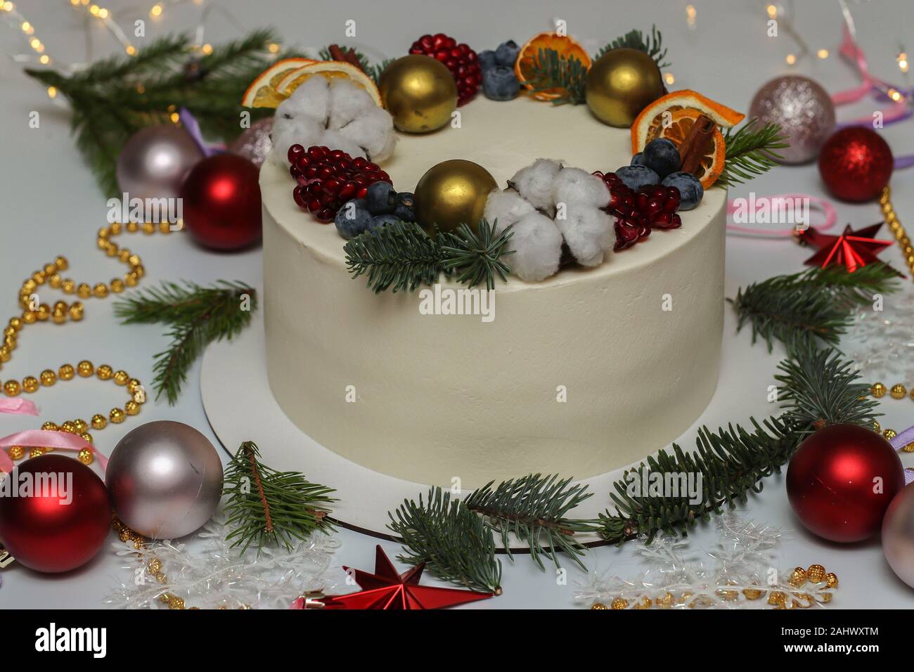 Gâteau de Noël sur fond blanc, à l'horizontale Banque D'Images