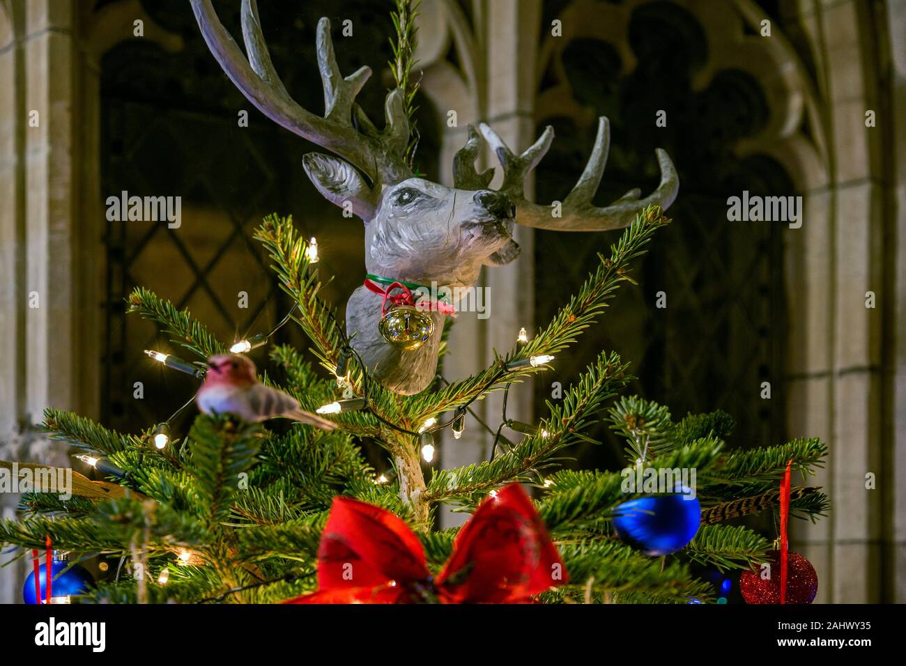 Un vrai sapin de Noël, décoré simplement avec des boules rouges et bleues et donné un autre contact avec un renne en papier mâché (tête vers le haut. Banque D'Images