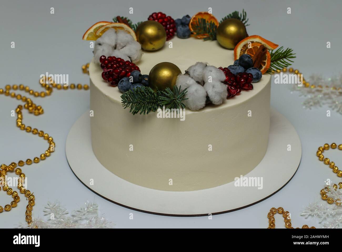 Gâteau de Noël sur fond blanc, à l'horizontale Banque D'Images