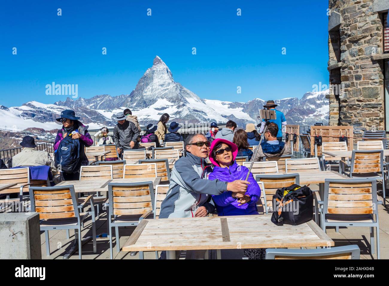 Un couple chinois assis à une terrasse de restaurant prend un avec selfies le Mont Cervin. Gornetgrat, Suisse Banque D'Images