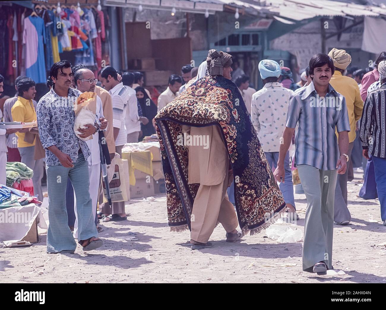 Souk de Dubaï sur le marché côté Deira de Dubaï Creek à la fin des années 1970 Banque D'Images