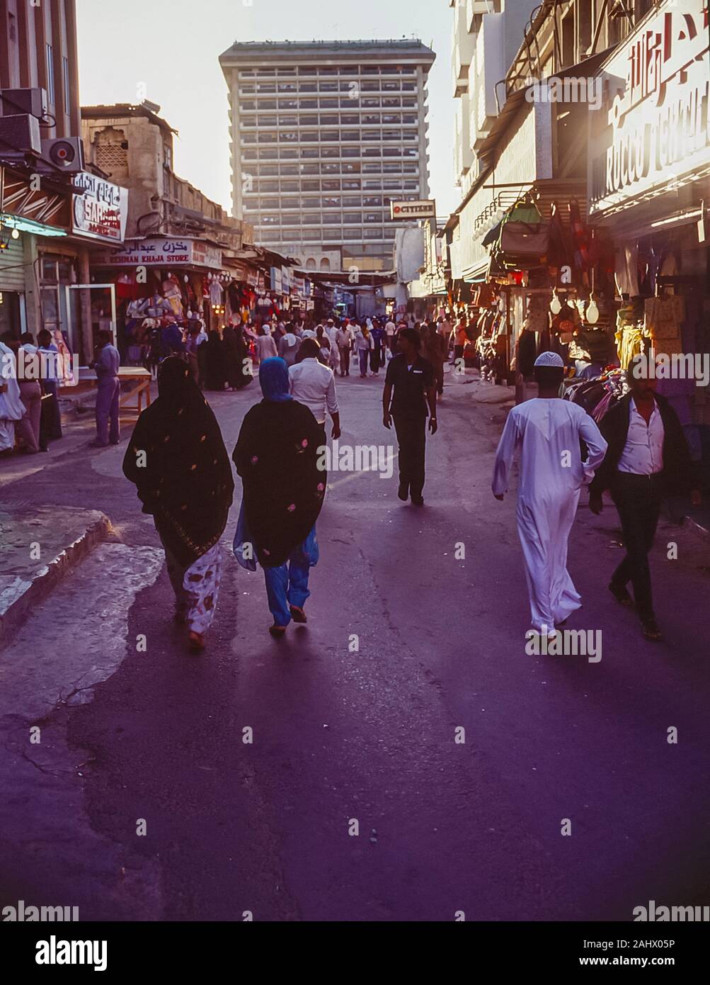 Scène de rue de Dubaï dans le vieux souk market place à la zone le long de la rue Al Fahidi au bâtiment de plusieurs étages de la banque britannique du Moyen-Orient comme il était dans les années 1980. Banque D'Images