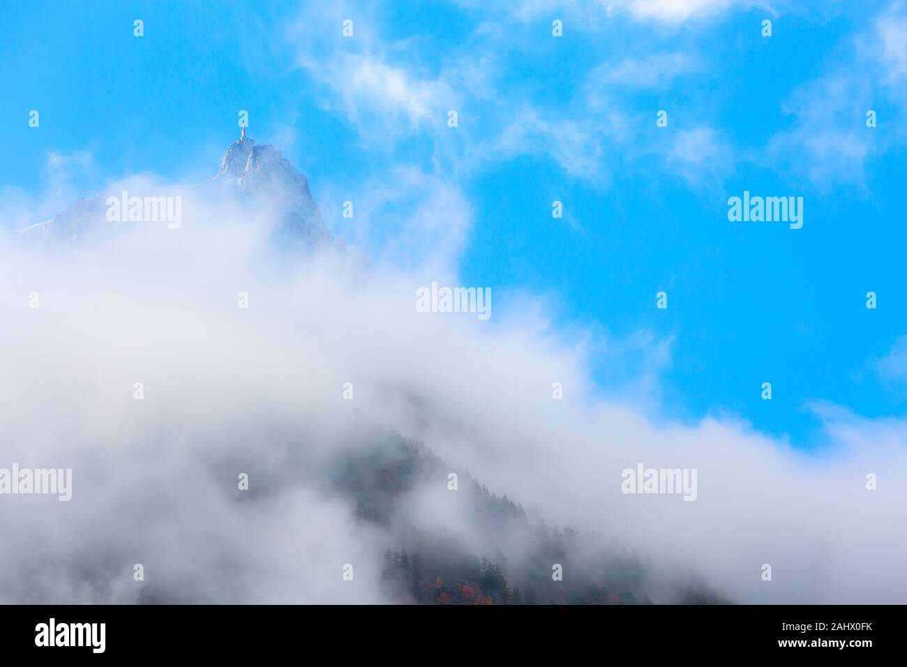 Pic de l'Aiguille du Midi entre les nuages, la montagne dans le massif du Mont Blanc dans les Alpes, Chamonix, France Banque D'Images