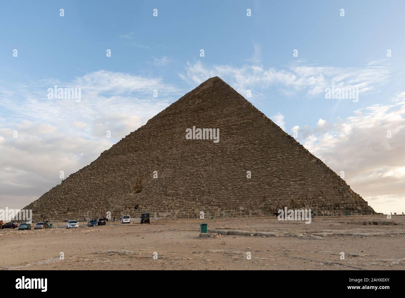 La grande pyramide de Gizeh (également connu sous le nom de la pyramide de Chéops et la pyramide de Kheops) est la plus ancienne et la plus grande des trois pyramides de Gizeh en py Banque D'Images