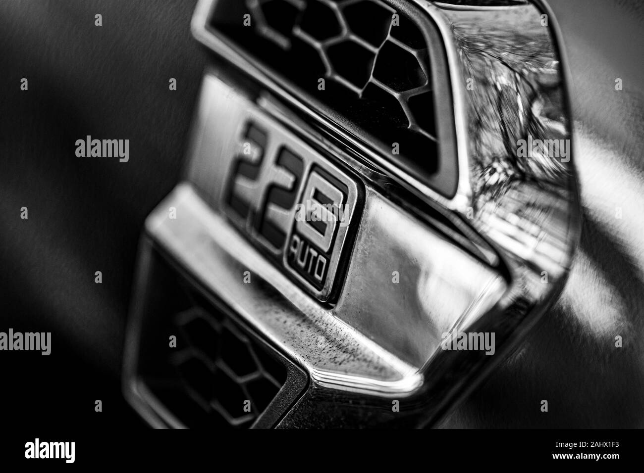 Moteur Chrome avec les chiffres et l'inscription en allemand de voiture Banque D'Images