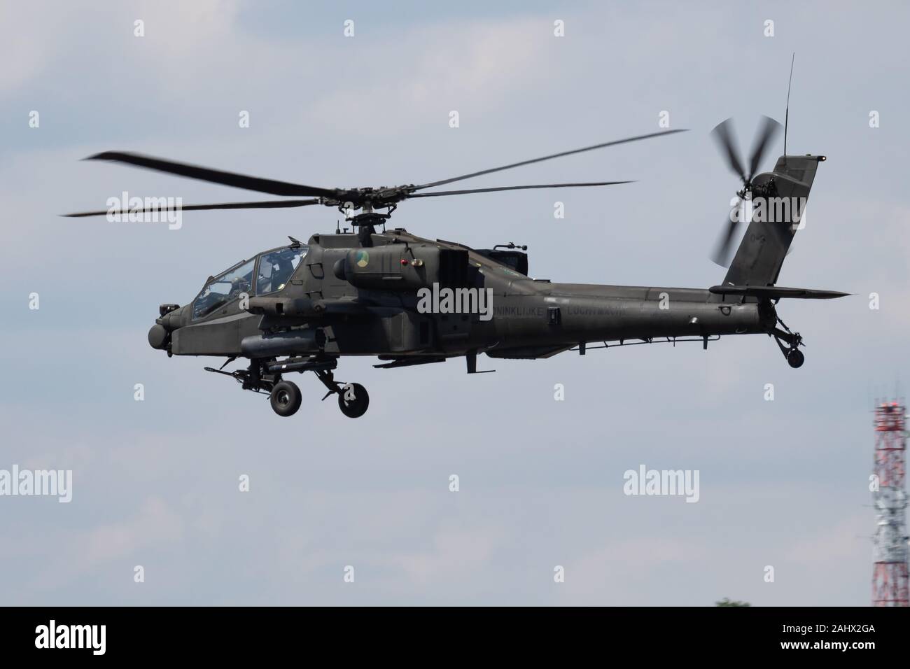 FAIRFORD / Royaume-uni - Juillet 12, 2018 : Pays-Bas Air Force Boeing AH-64D'hélicoptère d'attaque Apache Q-29 L'arrivée et l'atterrissage pour RIAT Royal Intern Banque D'Images