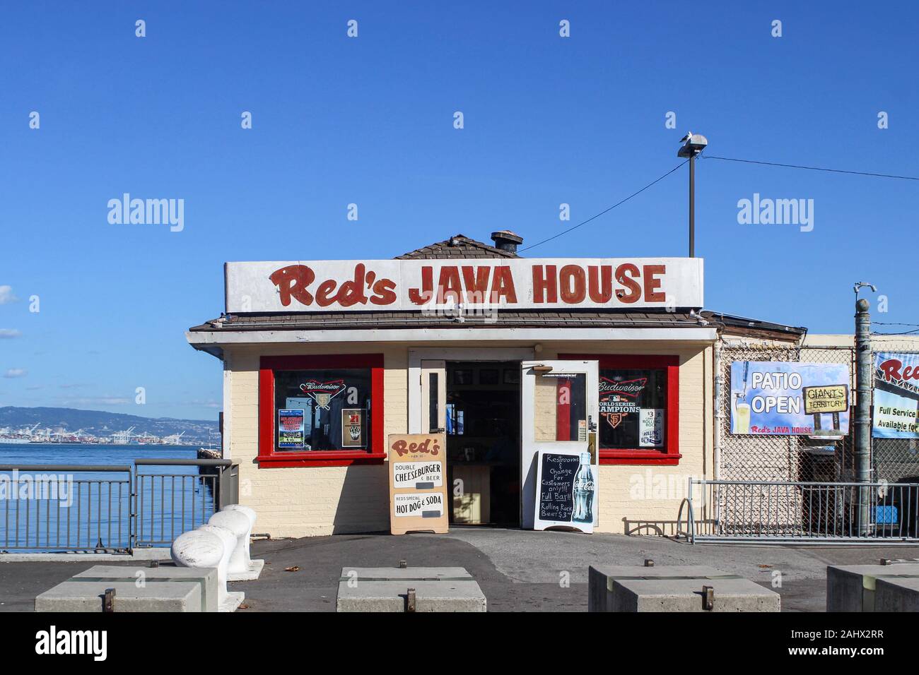 Front rouge emblématique burger joint Java de chambre le Quai 30 à South Beach de San Francisco, États-Unis d'Amérique Banque D'Images