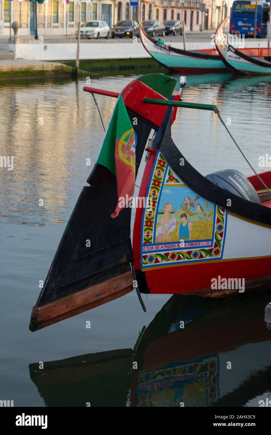 La célèbre main peinte arc des bateaux dans le canal traditionnel Moliceiro Aveiro Portugal Banque D'Images