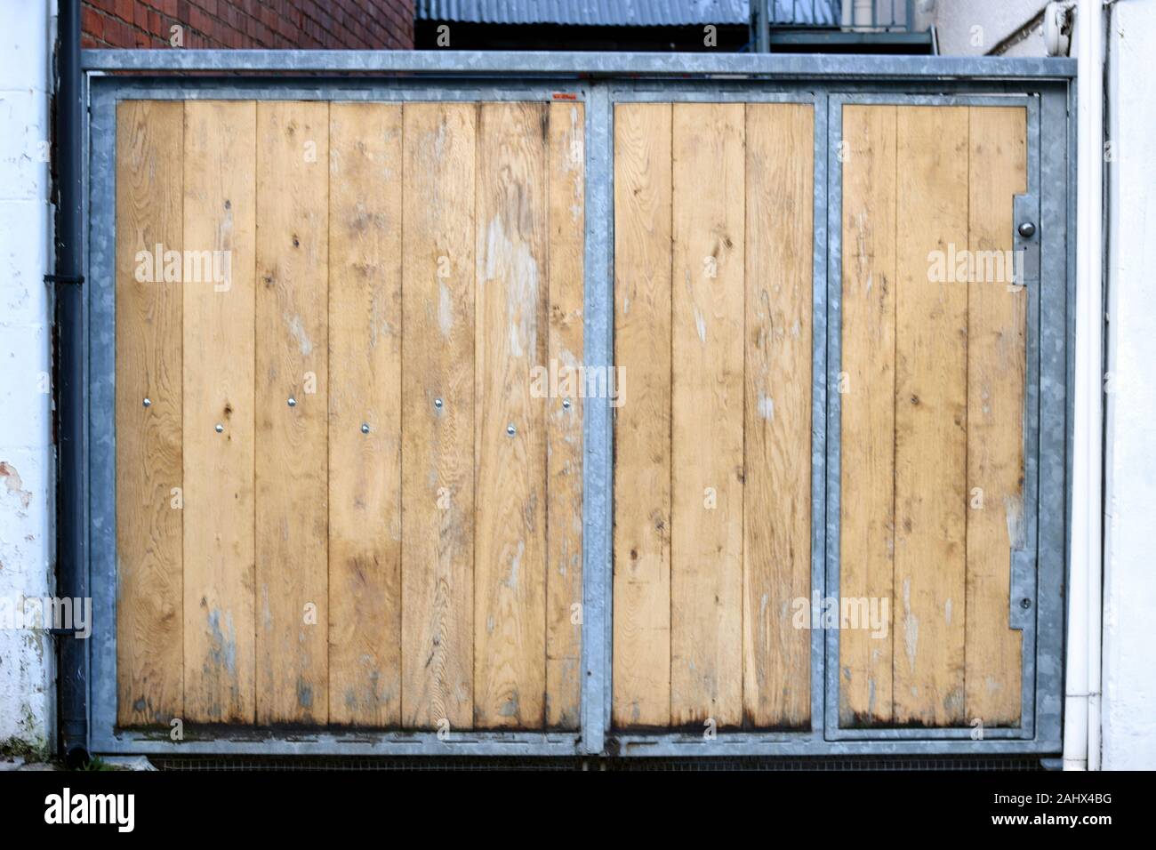Porte avec cadre en métal et les panneaux de bois Photo Stock - Alamy