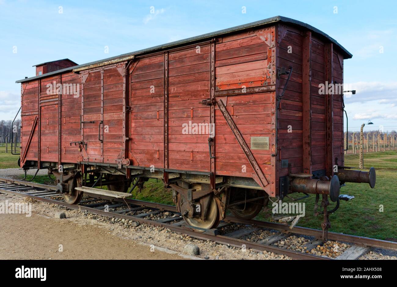 Transport train symbolique (non d'origine) à Auschwitz II-Birkenau, camp de concentration Brzezinka, Pologne Banque D'Images