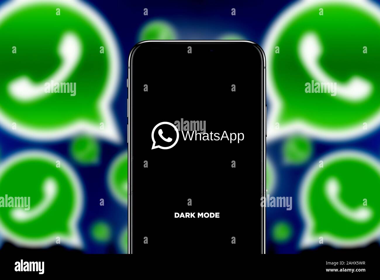 Smart phone avec le logo whatsapp mode sombre, la nouvelle présentation de l'application de chat en ligne. Dimanche, Novembre 17, 2019, New York, United States. Banque D'Images