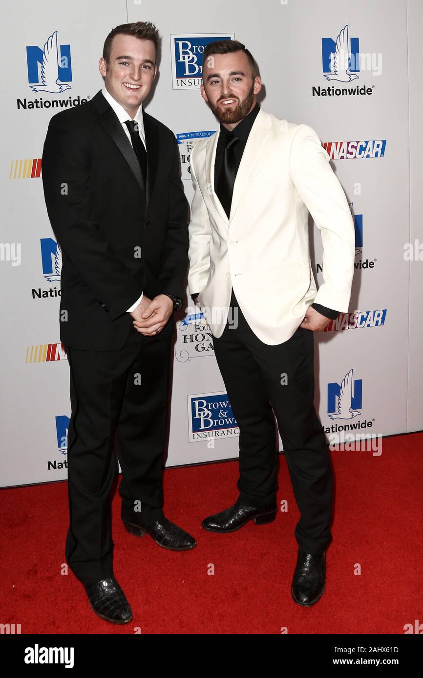 NEW YORK, LE 27 SEPT : Ty Dillon (L) et Austin Dillon assister à la fondation de NASCAR 2016 Gala rend hommage au Marriott Marquis le 27 septembre 2016 à New York. Banque D'Images