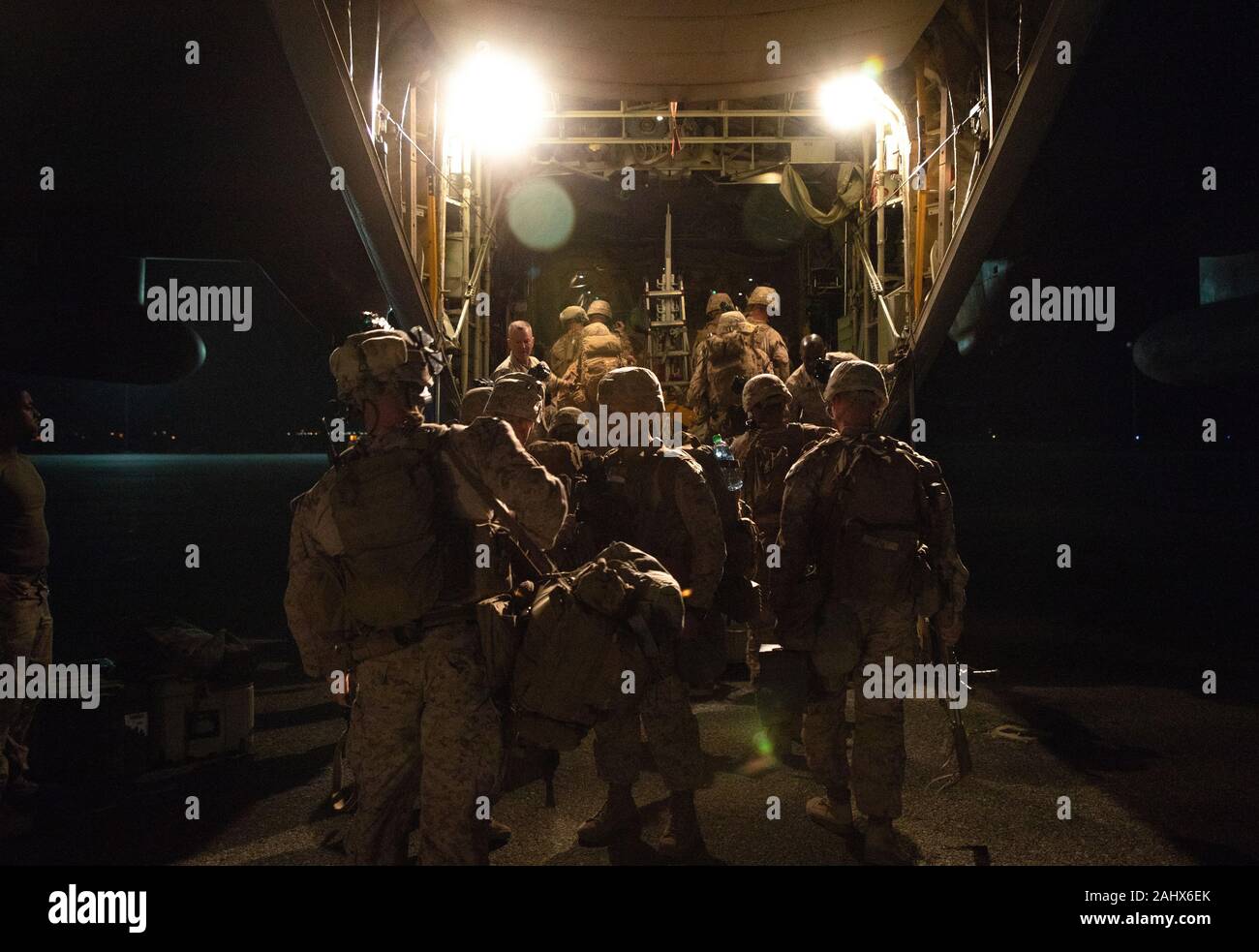Bagdad, Iraq. 06Th Jan, 2020. Les Marines américains avec 2e Bataillon, 7e Marines, affectés à des fins spéciales le Force-Crisis Response-Central Tâche air-sol marin (SPMAGTF-CR-CC) 19.2, charger un Super Hercules C-130 pour renforcer l'enceinte de l'ambassade de Bagdad en Irak, le 31 décembre 2019. Des dizaines de partisans de la milice chiite irakien en colère ont fait irruption dans l'ambassade américaine à Bagdad mardi, 31 décembre 2019, après avoir utilisé une porte principale et de mettre le feu à une aire de réception. Photo par le Sgt. Kyle C. Talbot/U.S. Marine Corps/UPI UPI : Crédit/Alamy Live News Banque D'Images