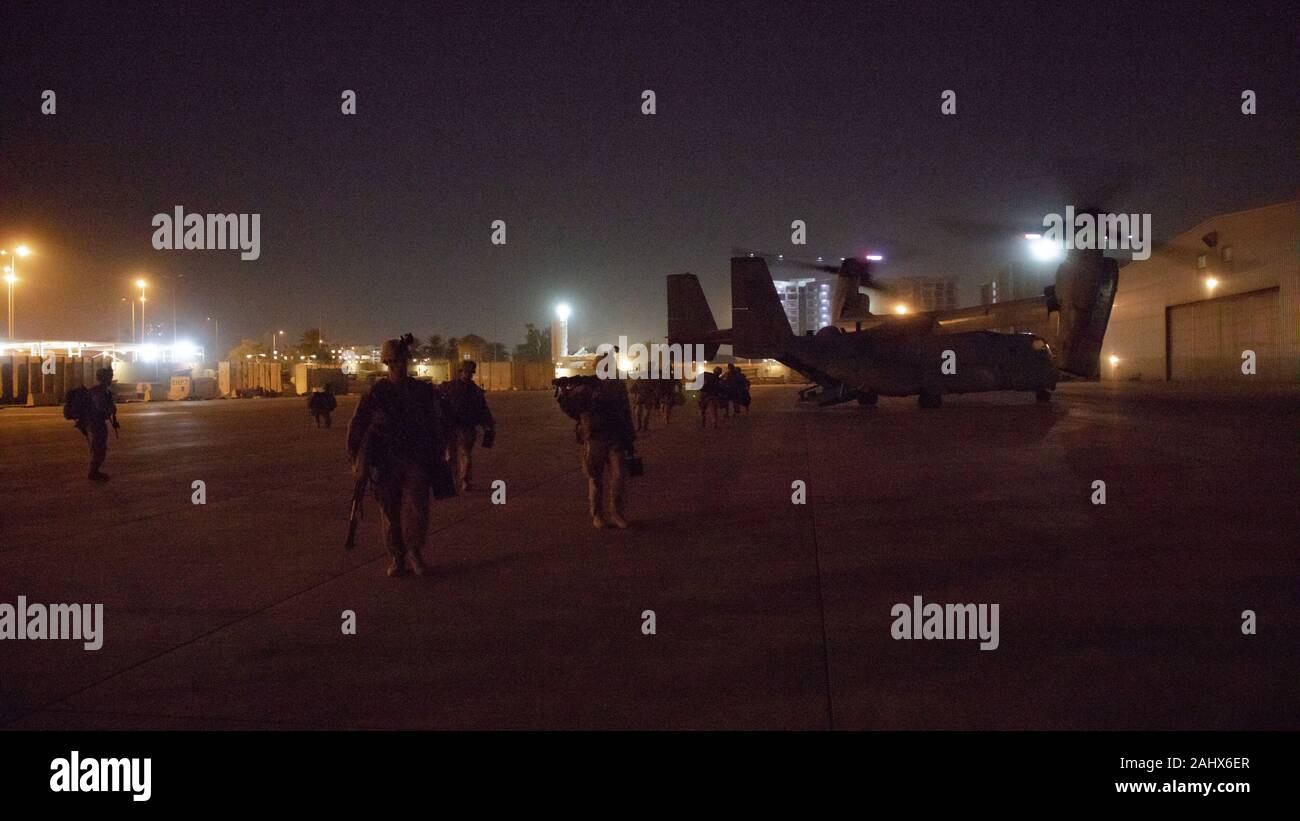 Bagdad, Iraq. 06Th Jan, 2020. Les Marines américains avec 2e Bataillon, 7e Marines, affectés à des fins spéciales le Force-Crisis Response-Central Tâche air-sol marin (SPMAGTF-CR-CC) 19.2, départ d'un MV-22 Osprey pour renforcer l'enceinte de l'ambassade de Bagdad en Irak, le 31 décembre 2019. Des dizaines de partisans de la milice chiite irakien en colère ont fait irruption dans l'ambassade américaine à Bagdad mardi, 31 décembre 2019, après avoir utilisé une porte principale et de mettre le feu à une aire de réception. Photo par le Sgt. Kyle C. Talbot/U.S. Marine Corps/UPI UPI : Crédit/Alamy Live News Banque D'Images