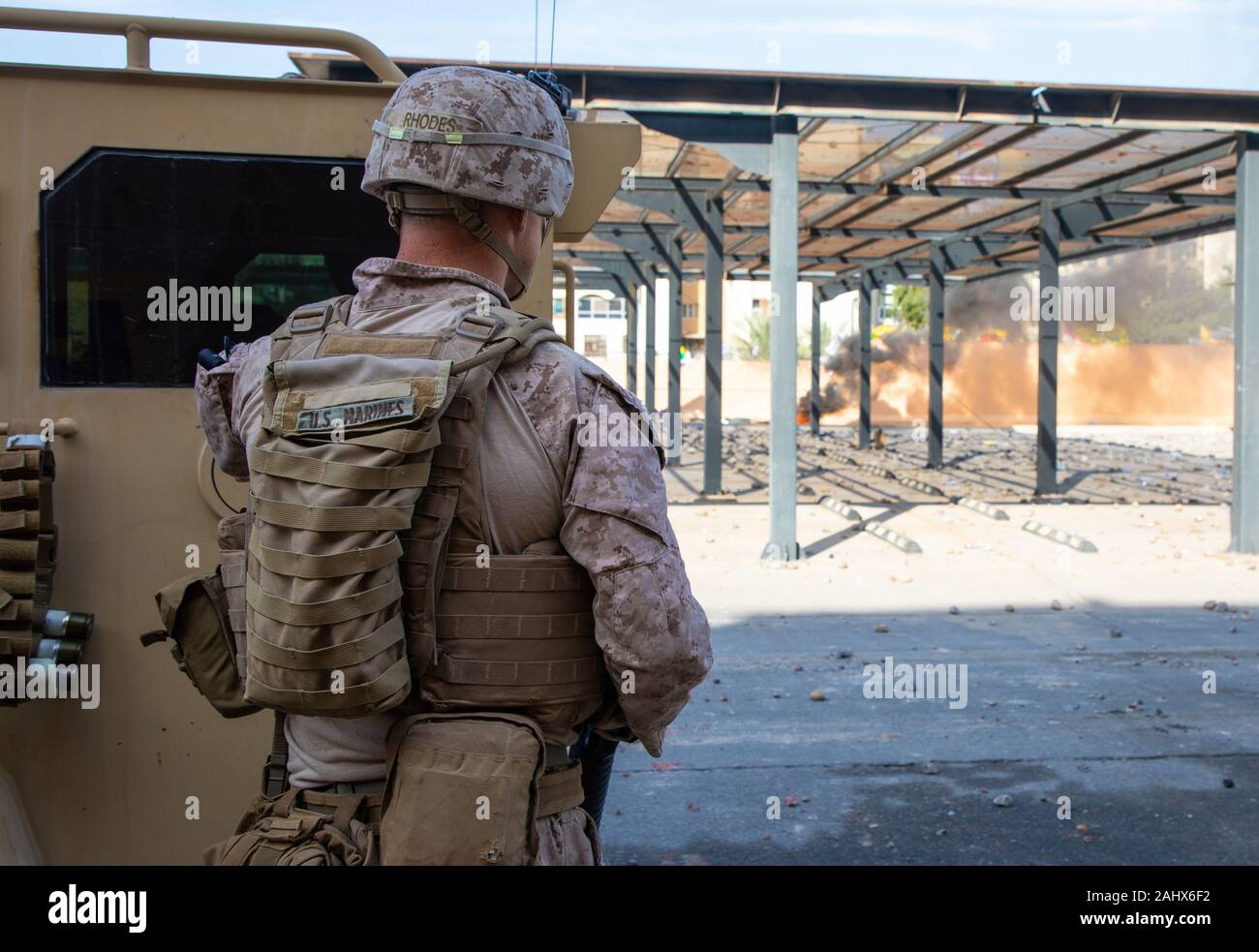 Bagdad, Iraq. 06Th Jan, 2020. Les Marines américains avec 2e Bataillon, 7e Marines, affectés à des fins spéciales le Force-Crisis Response-Central Tâche air-sol marin (SPMAGTF-CR-CC) 19.2, renforcer l'enceinte de l'ambassade de Bagdad en Irak, le 1er janvier 2020. Des dizaines de partisans de la milice chiite irakien en colère ont fait irruption dans l'ambassade américaine à Bagdad mardi, 31 décembre 2019, après avoir utilisé une porte principale et de mettre le feu à une aire de réception. Photo par le Sgt. Kyle C. Talbot/U.S. Marine Corps/UPI UPI : Crédit/Alamy Live News Banque D'Images