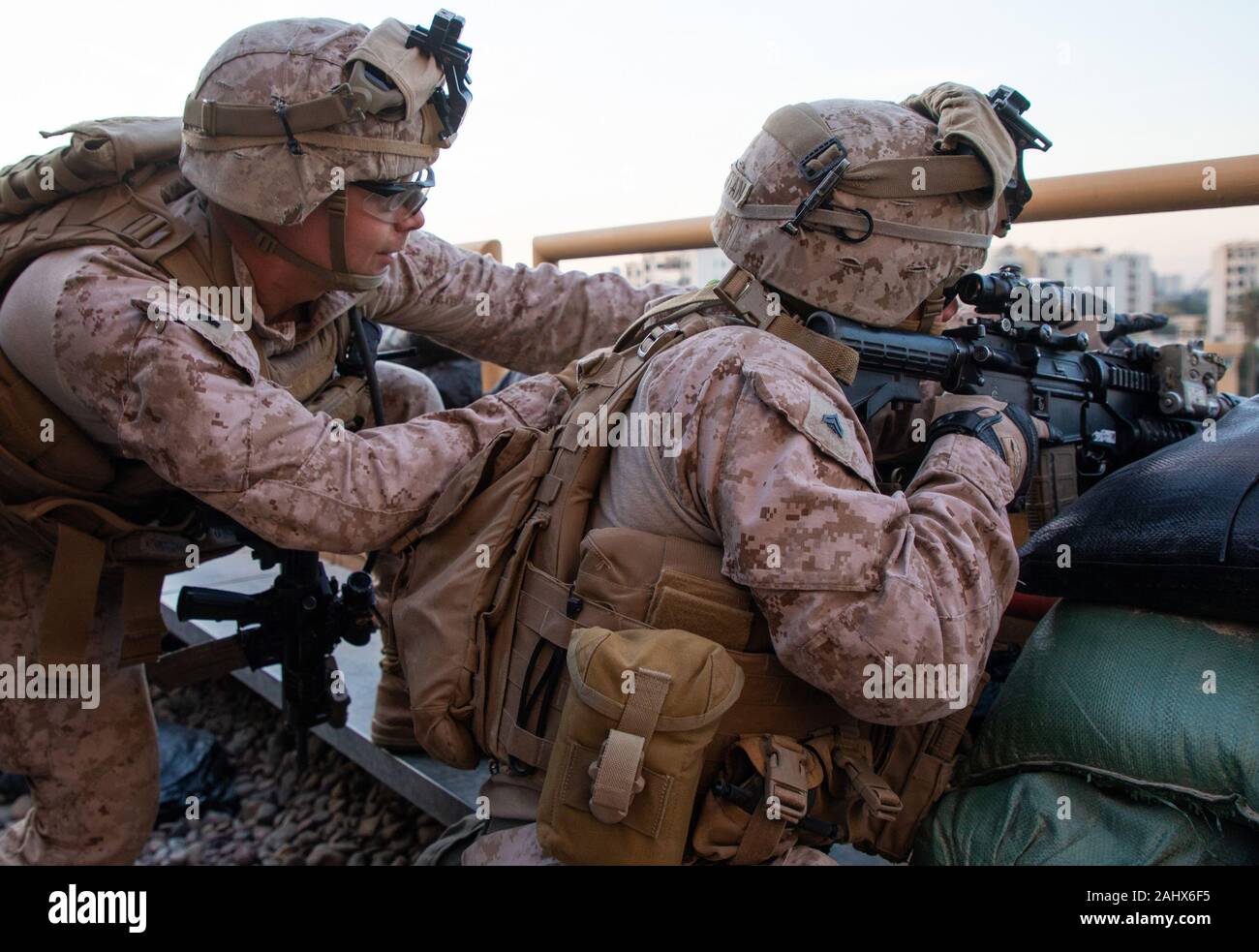 Bagdad, Iraq. 06Th Jan, 2020. Les Marines américains avec 2e Bataillon, 7e Marines, affectés à des fins spéciales le Force-Crisis Response-Central Tâche air-sol marin (SPMAGTF-CR-CC) 19.2, renforcer l'enceinte de l'ambassade de Bagdad en Irak, le 1er janvier 2020. Des dizaines de partisans de la milice chiite irakien en colère ont fait irruption dans l'ambassade américaine à Bagdad mardi, 31 décembre 2019, après avoir utilisé une porte principale et de mettre le feu à une aire de réception. Photo par le Sgt. Kyle C. Talbot/U.S. Marine Corps/UPI UPI : Crédit/Alamy Live News Banque D'Images