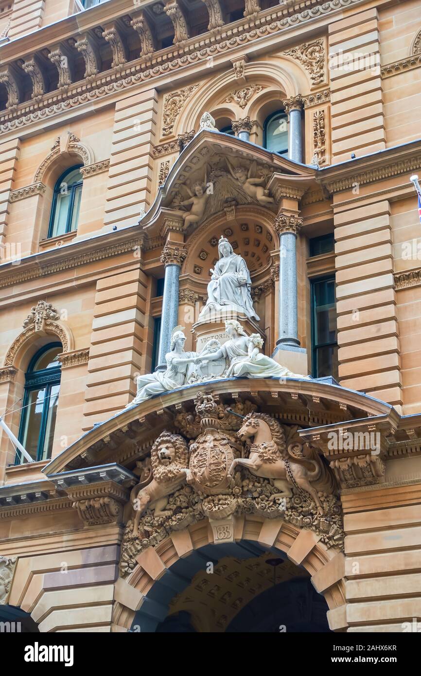 Statue de marbre blanc de la reine Victoria au-dessus des figures allégoriques à l'entrée de l'ancien GPO de Sydney. Banque D'Images