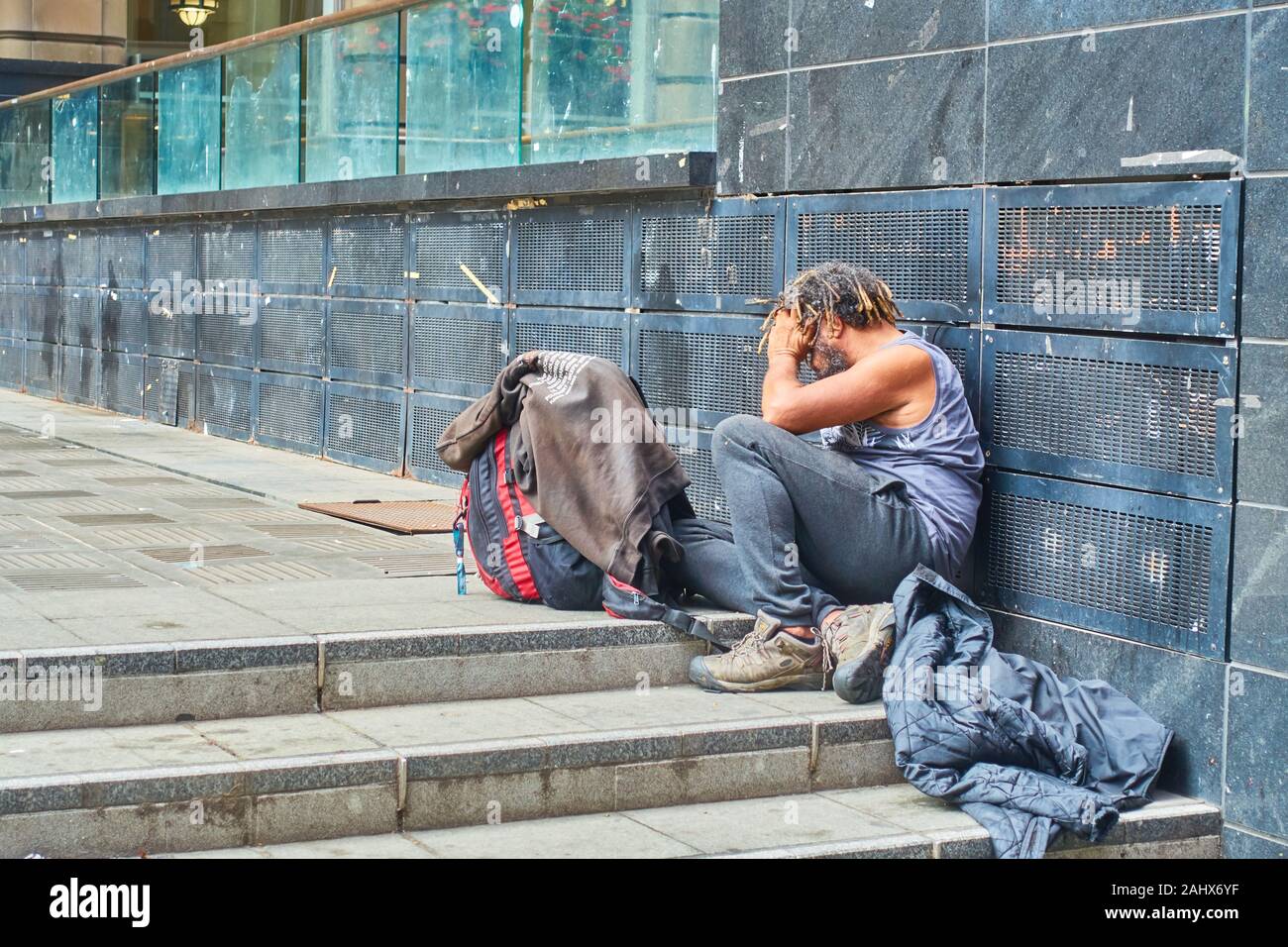 Un randonneur fatigué se reposant dans Martin Place Sydney Australie. Banque D'Images