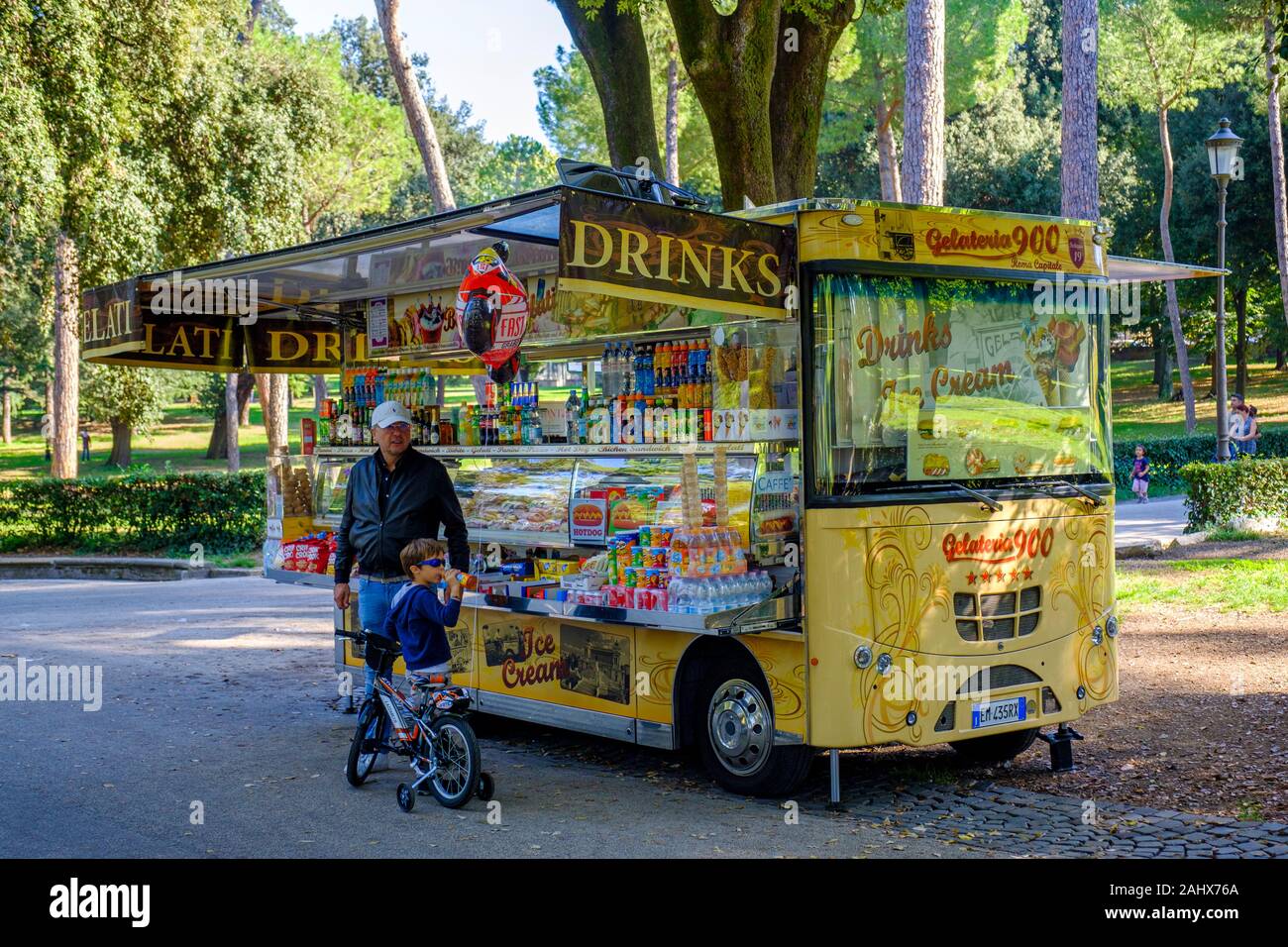 Parc de la ville, camion de nourriture, camion de gelato à Villa Borghese Park, Rome, Italie, Europe Banque D'Images