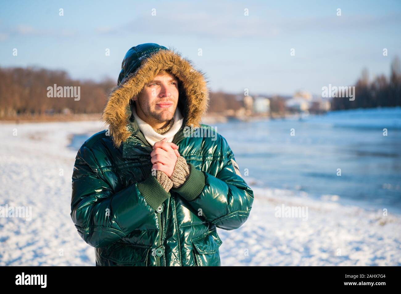 Exploration de la nature. Lieu de pensees. Le froid et la solitude. male en bas manteau a capuchon de fourrure. Se sentir confortable et chaleureuse. guy green puffer manteau. homme profiter de