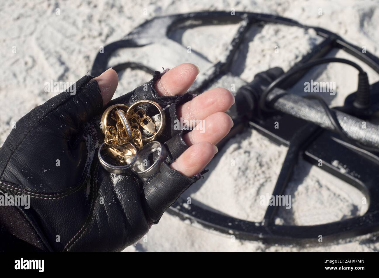 Metal detectorist détient bijoux trouvés par détecteur de métal sur Beach en Floride. Banque D'Images