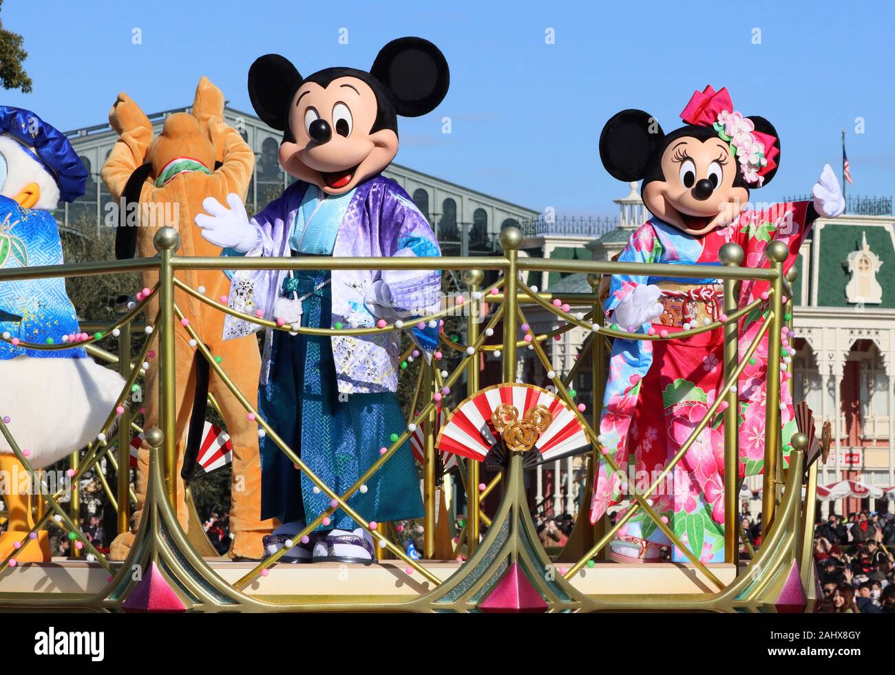 Urayasu, au Japon. 1er janvier, 2020. Personnages de Disney Mickey et Minnie Mouse en robes kimono traditionnels accueillent les clients à partir d'un float au cours d'un défilé du Nouvel An au Tokyo Disneyland à Urayasu, suburban Tokyo le mercredi, Janvier 1, 2020. Credit : Yoshio Tsunoda/AFLO/Alamy Live News Banque D'Images