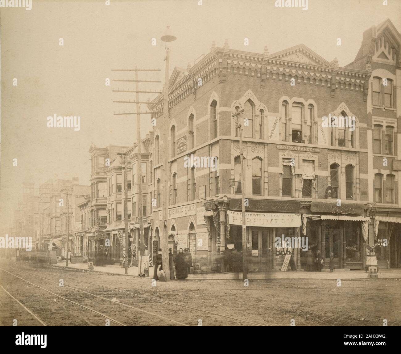 C Antique1890 photographie, scène de rue au Throop Bloc dans Scranton, en Pennsylvanie. La signalisation visible pour John H. Phelps, puits d'assurances, de Moffitt [Magasin de faisceau, et plus encore. SOURCE : photographie originale Banque D'Images
