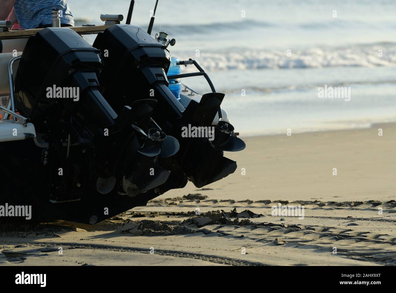 Durban, Afrique du Sud, bateau, deux moteurs hors-bord sur les bateaux à moteur utilisé pour la pêche en haute mer, sur la plage de lancement, le sport, les transports, les objets Banque D'Images