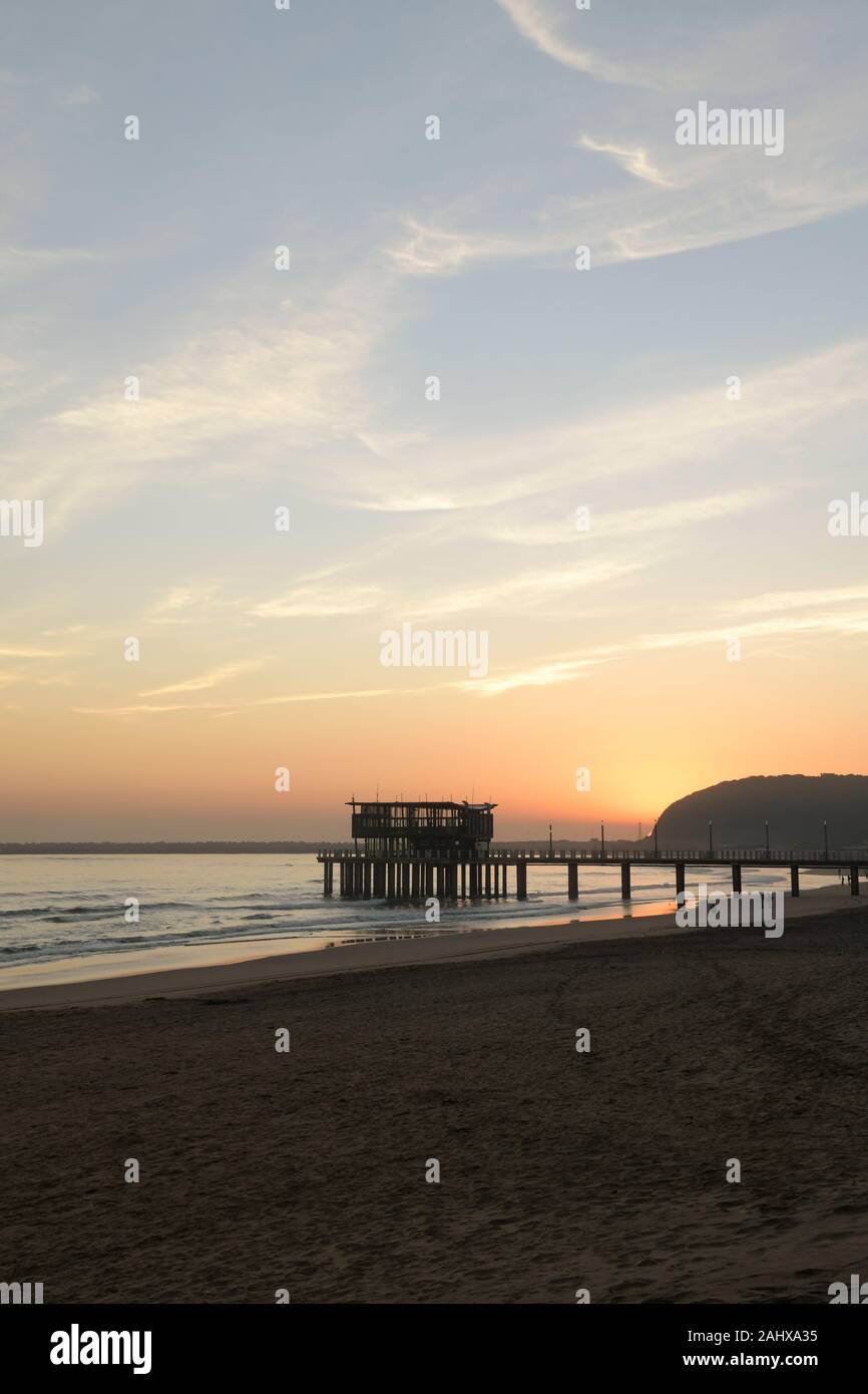 Durban, le KwaZulu-Natal, Afrique du Sud, paysage, lever du soleil, l'atmosphère belle silhouette de jetty, Ushaka plage, paysages africains, seascape Banque D'Images