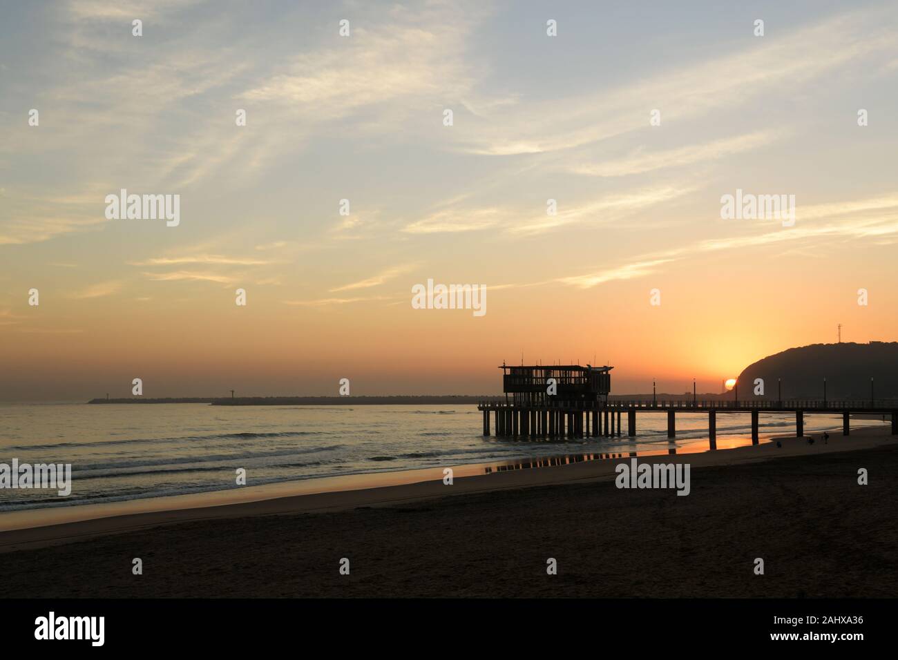 Durban, le KwaZulu-Natal, Afrique du Sud, paysage, lever du soleil, l'atmosphère belle silhouette de jetty, Ushaka plage, paysages africains Banque D'Images
